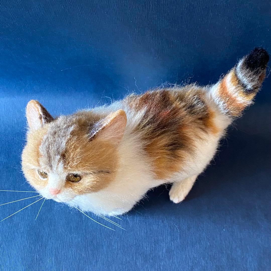 羊毛フェルト猫　全身　リアル可愛い三毛のマンチカン
