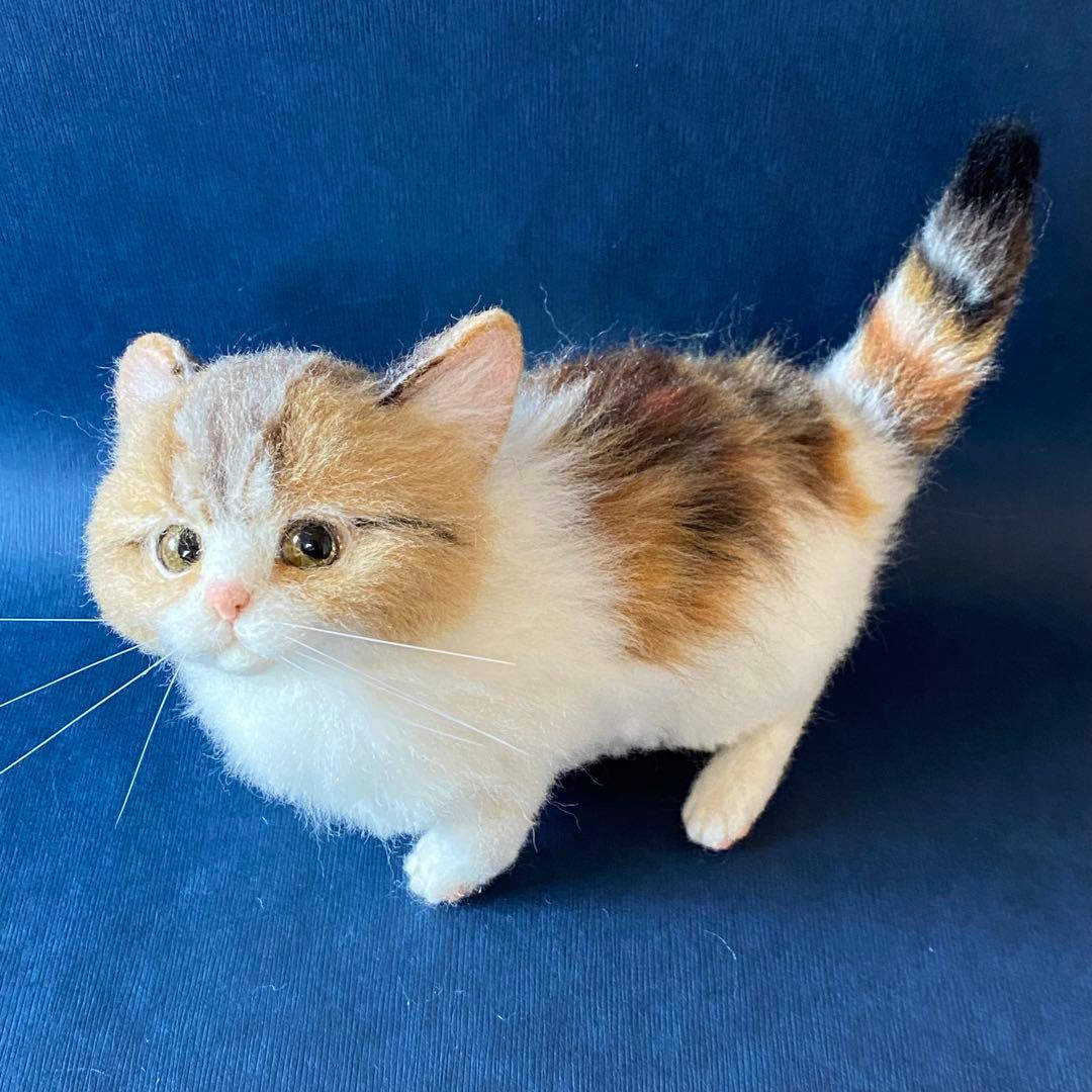 羊毛フェルト猫　全身　リアル可愛い三毛のマンチカン