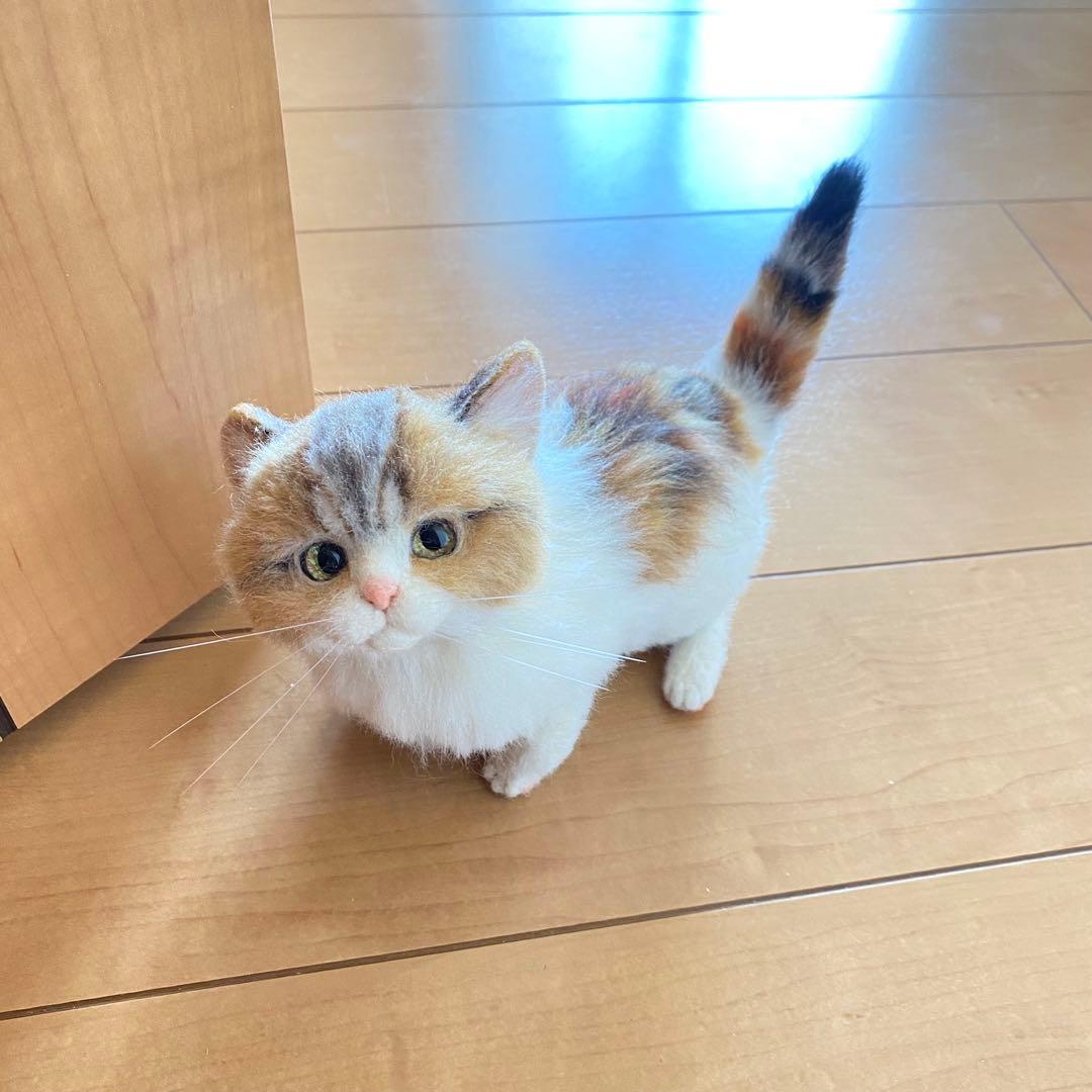 羊毛フェルト猫　全身　リアル可愛い三毛のマンチカン