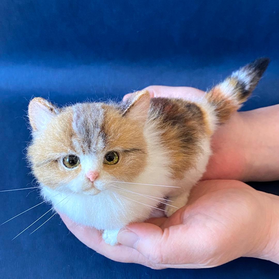 羊毛フェルト猫　全身　リアル可愛い三毛のマンチカン