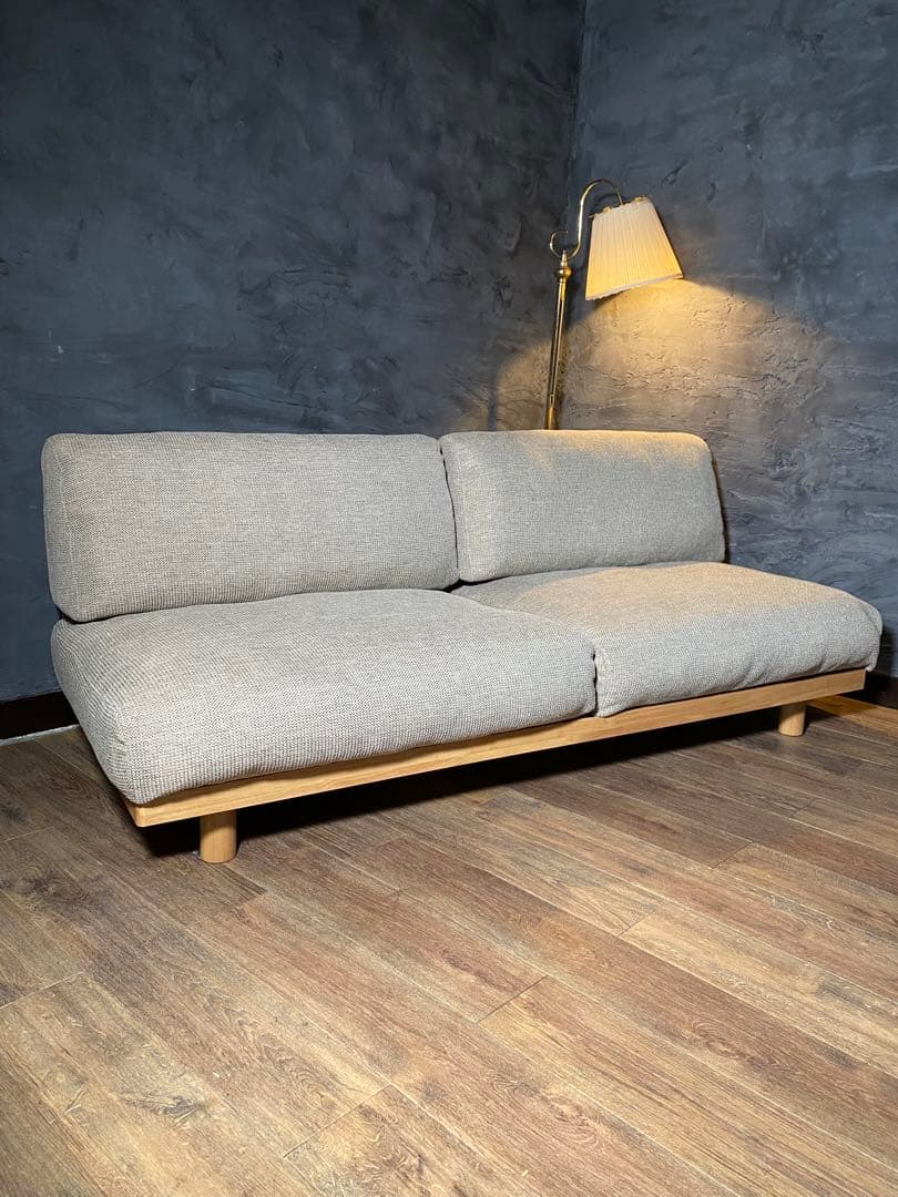 首都圏送無料〜　10万 ゆったり座れるアームレスソファ　３シーター　ベージュ