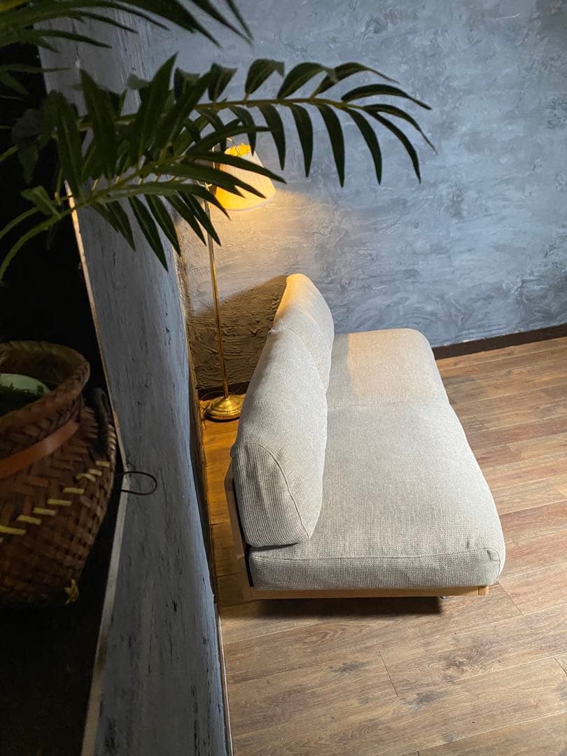 首都圏送無料〜　10万 ゆったり座れるアームレスソファ　３シーター　ベージュ