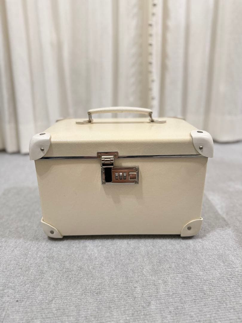 グローブトロッター　バニティ　限定　ホワイト