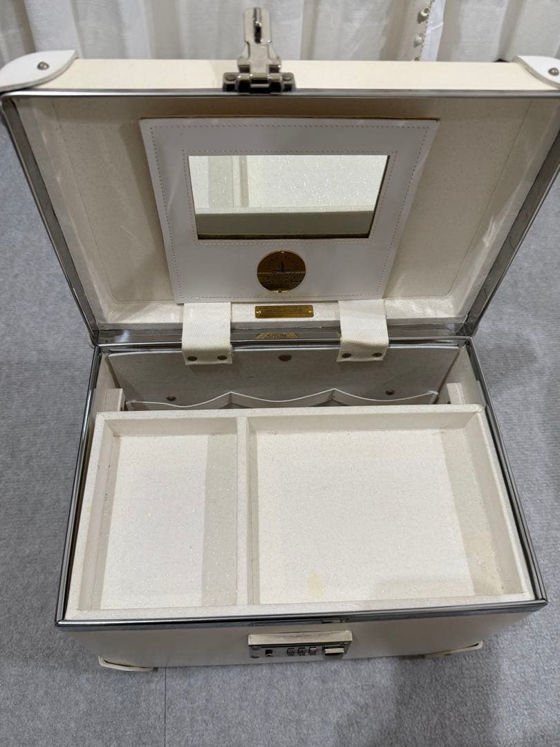 グローブトロッター　バニティ　限定　ホワイト