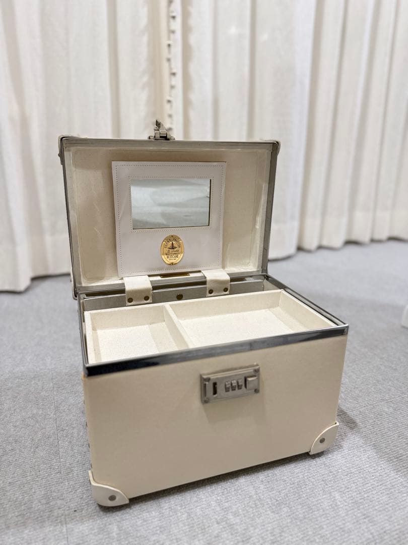 グローブトロッター　バニティ　限定　ホワイト