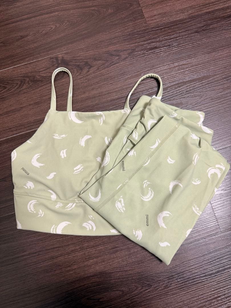 emmi yoga MOON柄ブラトップレギンスセット　Sサイズ　ライム