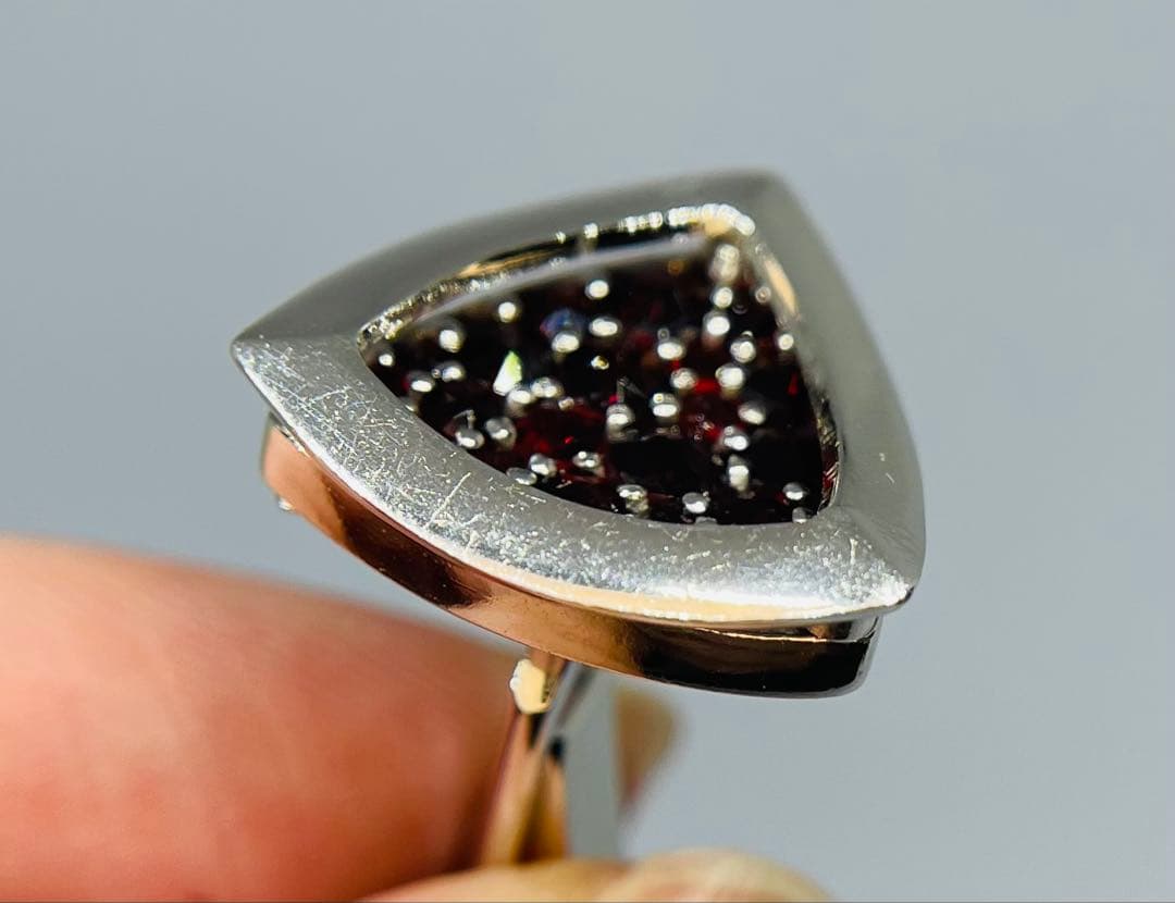 三角形デザイン カフリンクス パイロープガーネット シルバー仕上げ