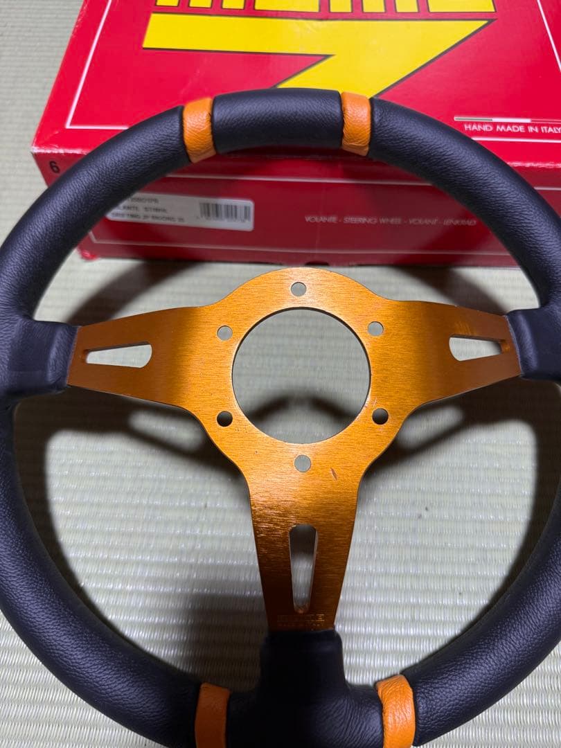 momo DRIFTING ステアリングホイール