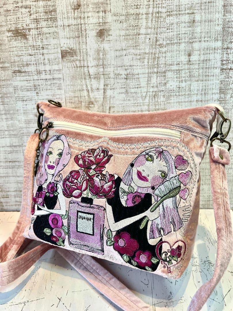 ロラライハリス♡ピンクベロア♡刺繍のふんわり軽量ショルダーバッグ