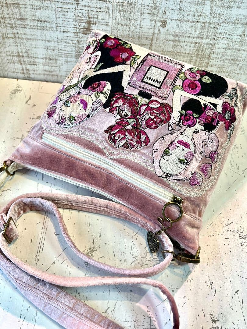 ロラライハリス♡ピンクベロア♡刺繍のふんわり軽量ショルダーバッグ