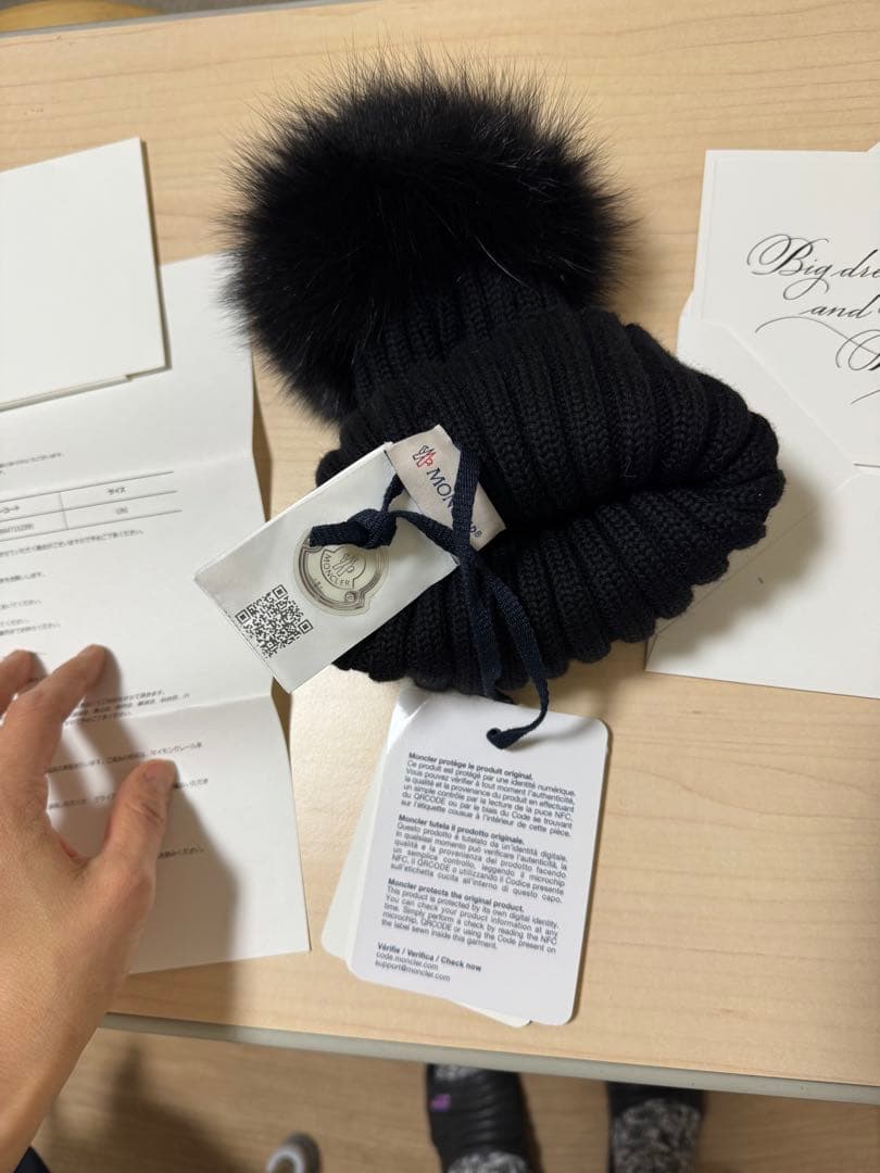 MONCLER ブラックファー付きニット帽