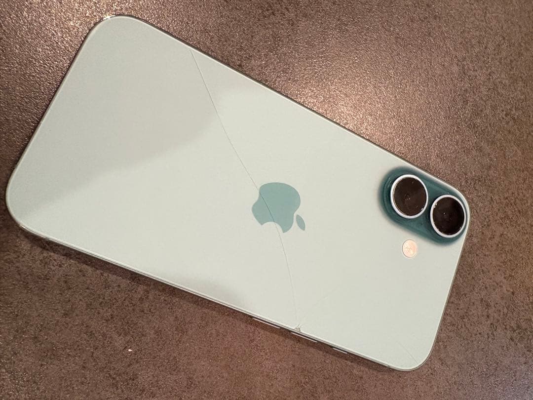 ひび割れあり iPhone16/ 128GB/ ティール