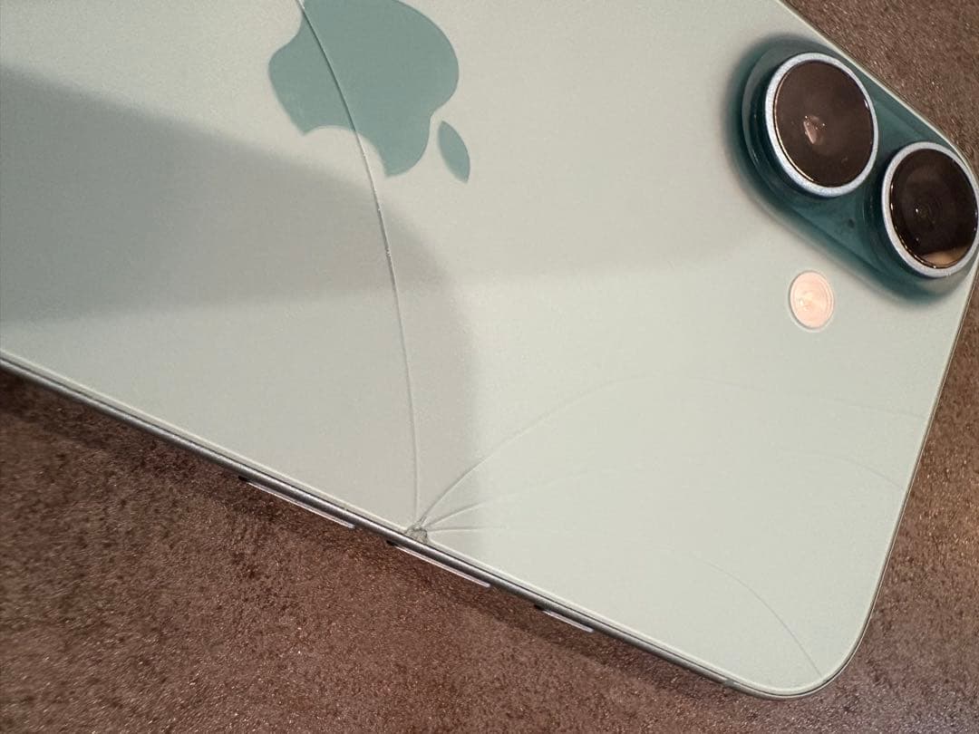 ひび割れあり iPhone16/ 128GB/ ティール