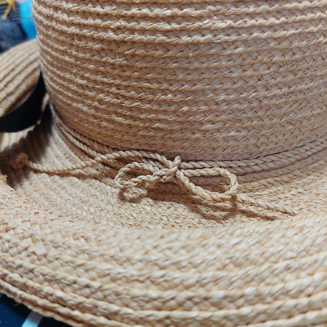 つばの形が可愛いヘレンカミンスキー ラフィア・麦わら帽子