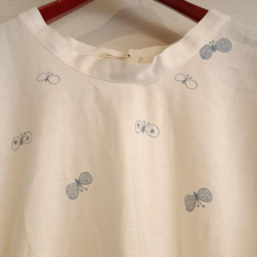 蝶の刺繍入り白い長袖エプロン