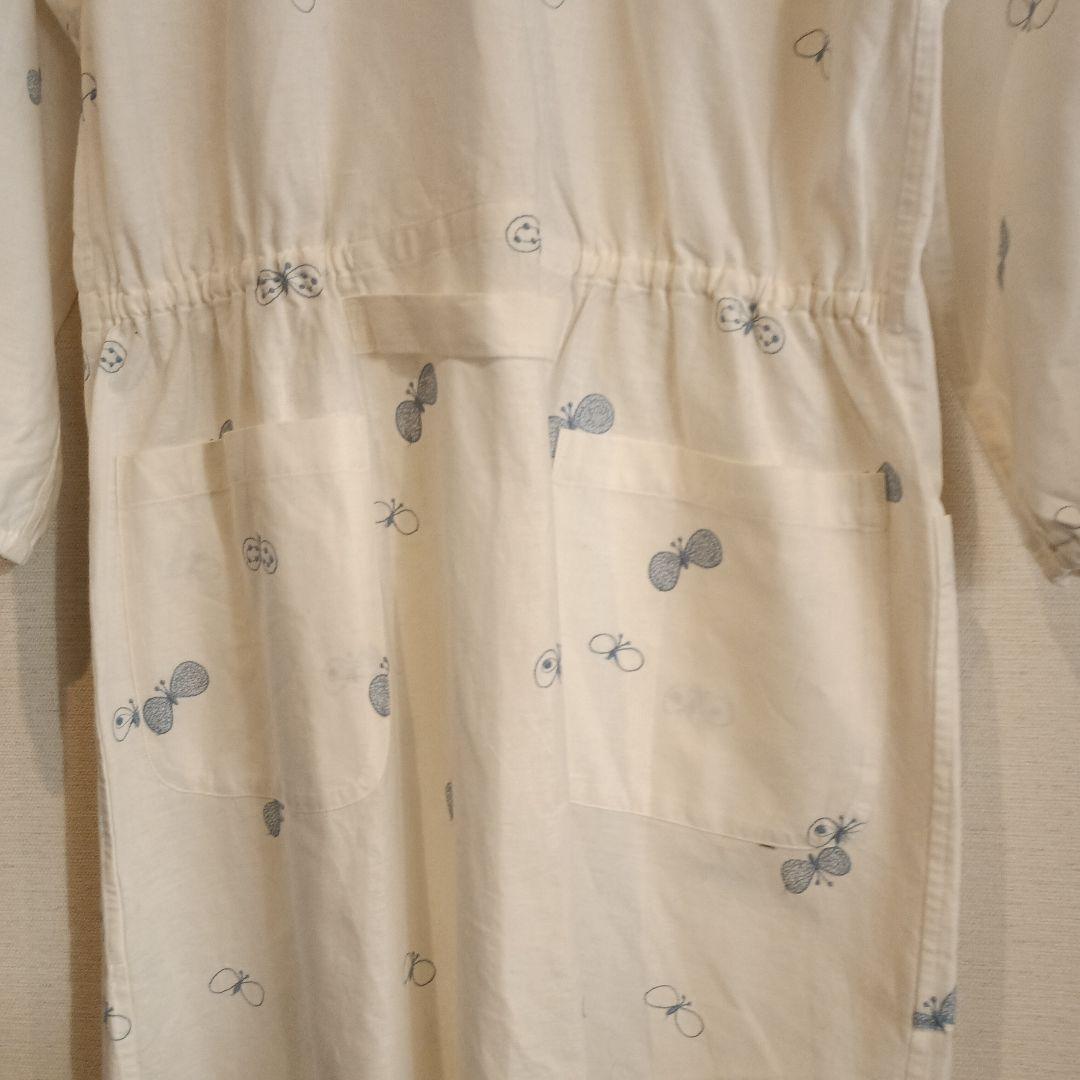 蝶の刺繍入り白い長袖エプロン