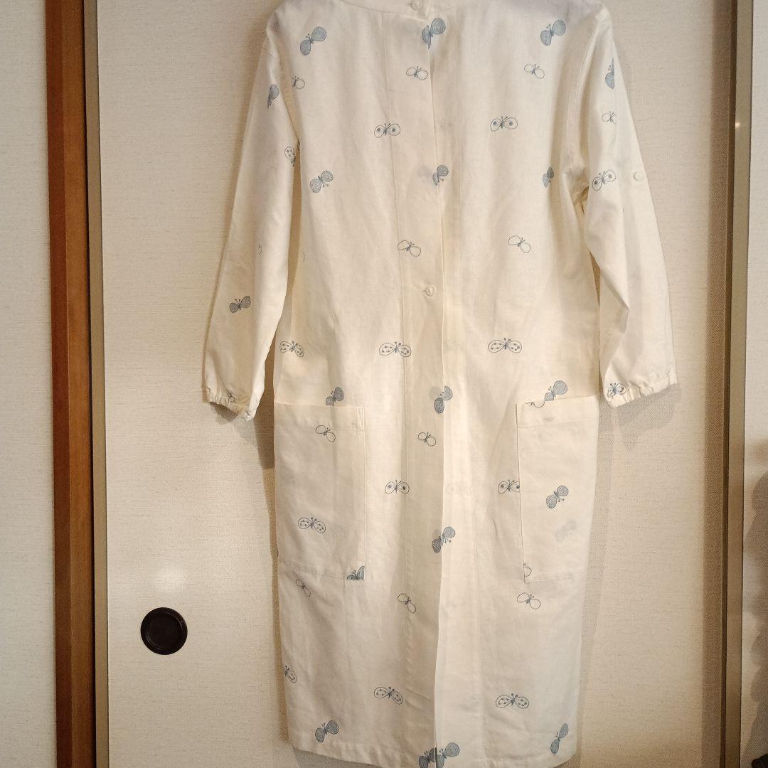 蝶の刺繍入り白い長袖エプロン
