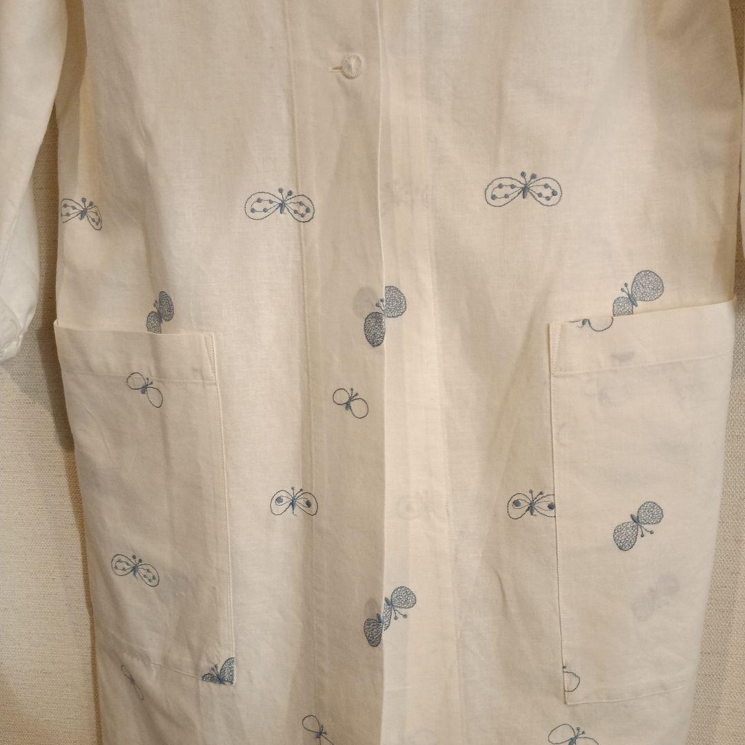 蝶の刺繍入り白い長袖エプロン
