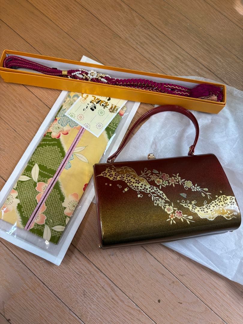 振袖 成人式 赤い桜柄振袖と金色帯