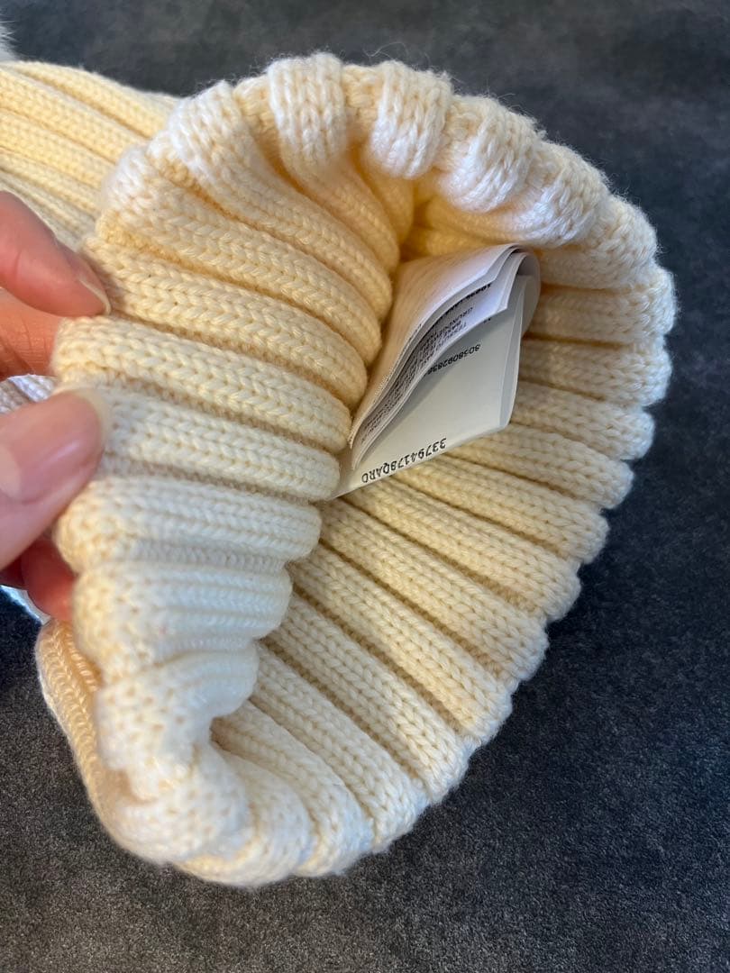 MONCLER ポンポン付きニット帽 アイボリー