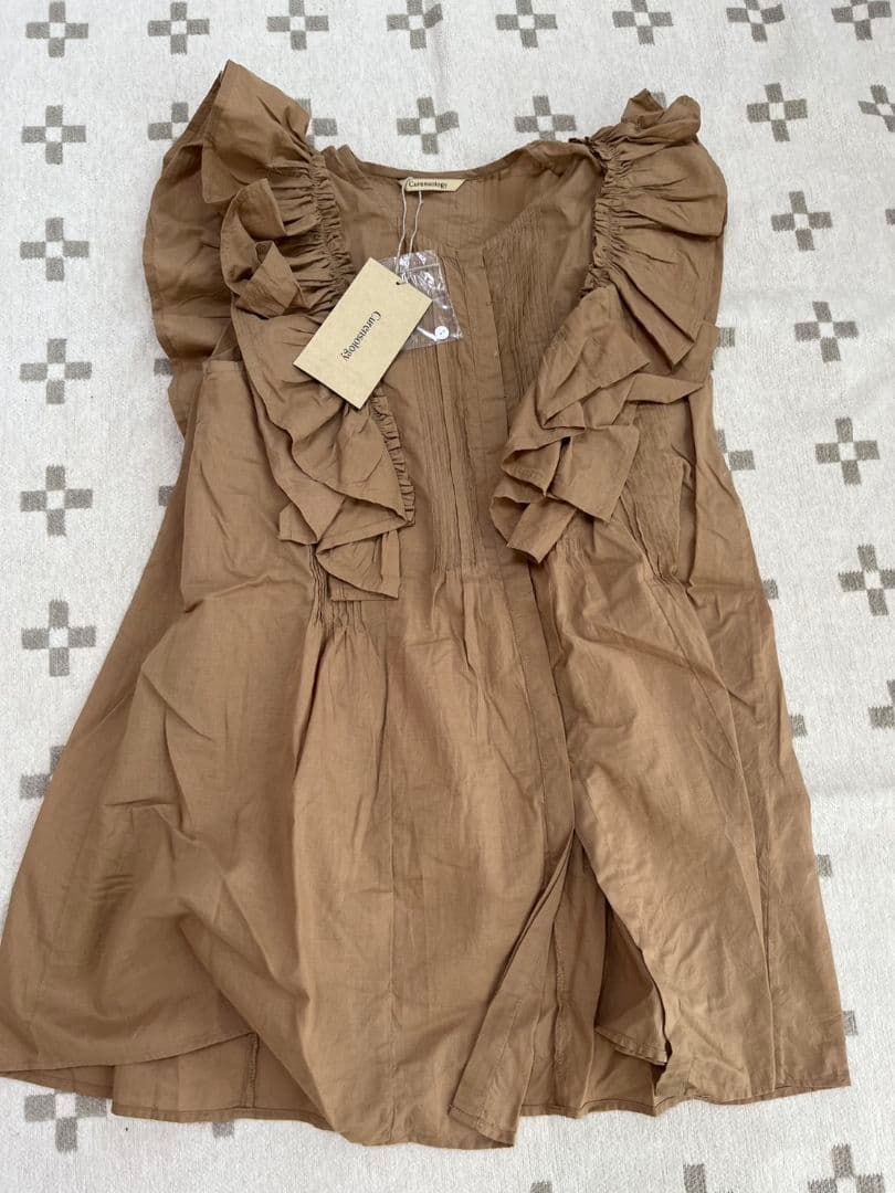 フリル付きノースリーブチュニック（ベージュ）