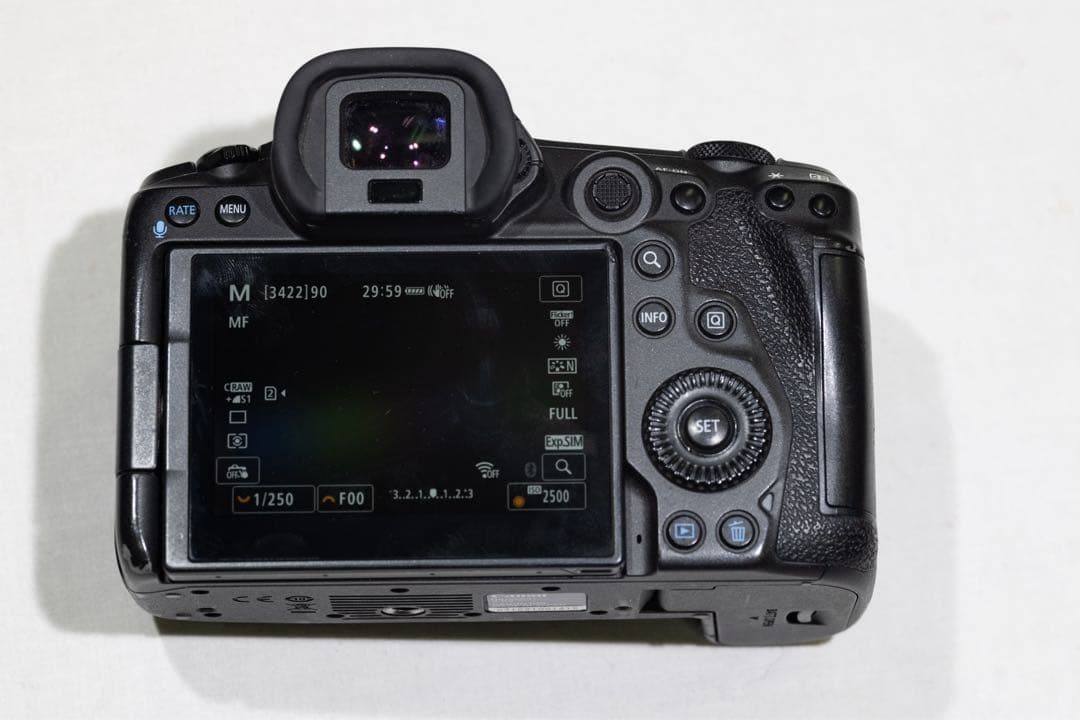 Canon EOS R5 本体　キズあり　バッテリーとチャージャーなし