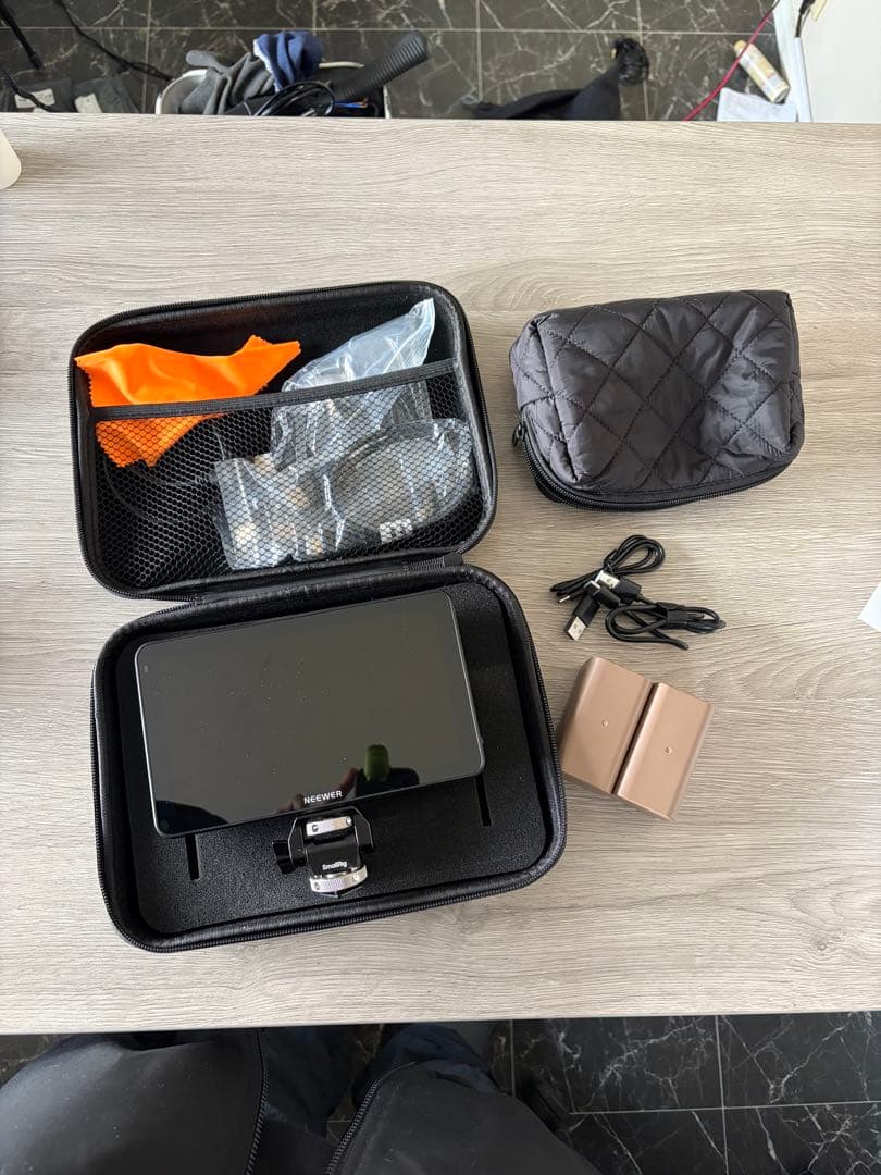 NEEWER F700 カメラモニターマウント付