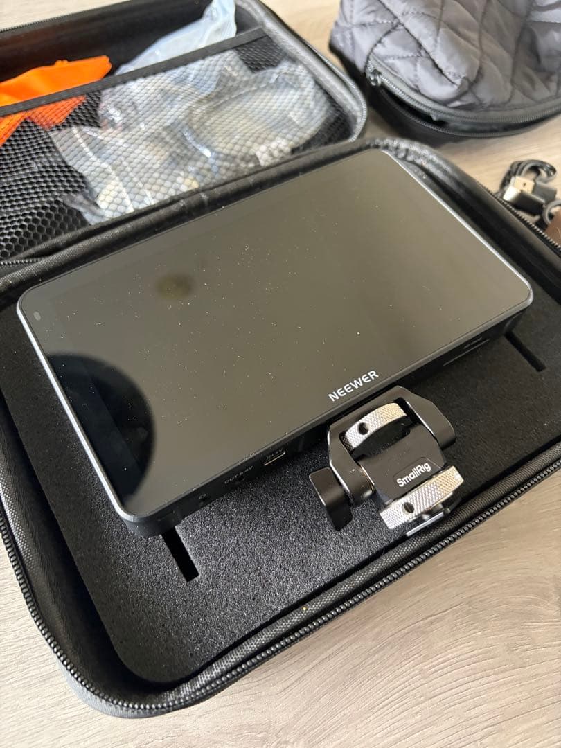 NEEWER F700 カメラモニターマウント付