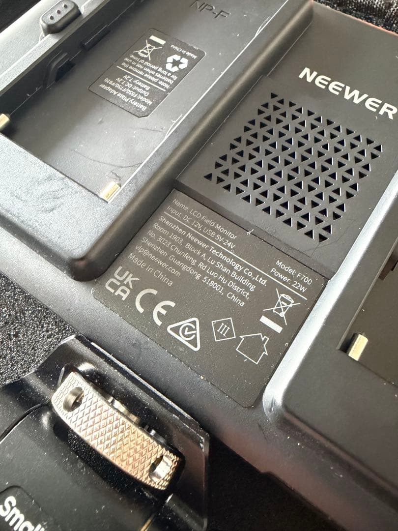 NEEWER F700 カメラモニターマウント付