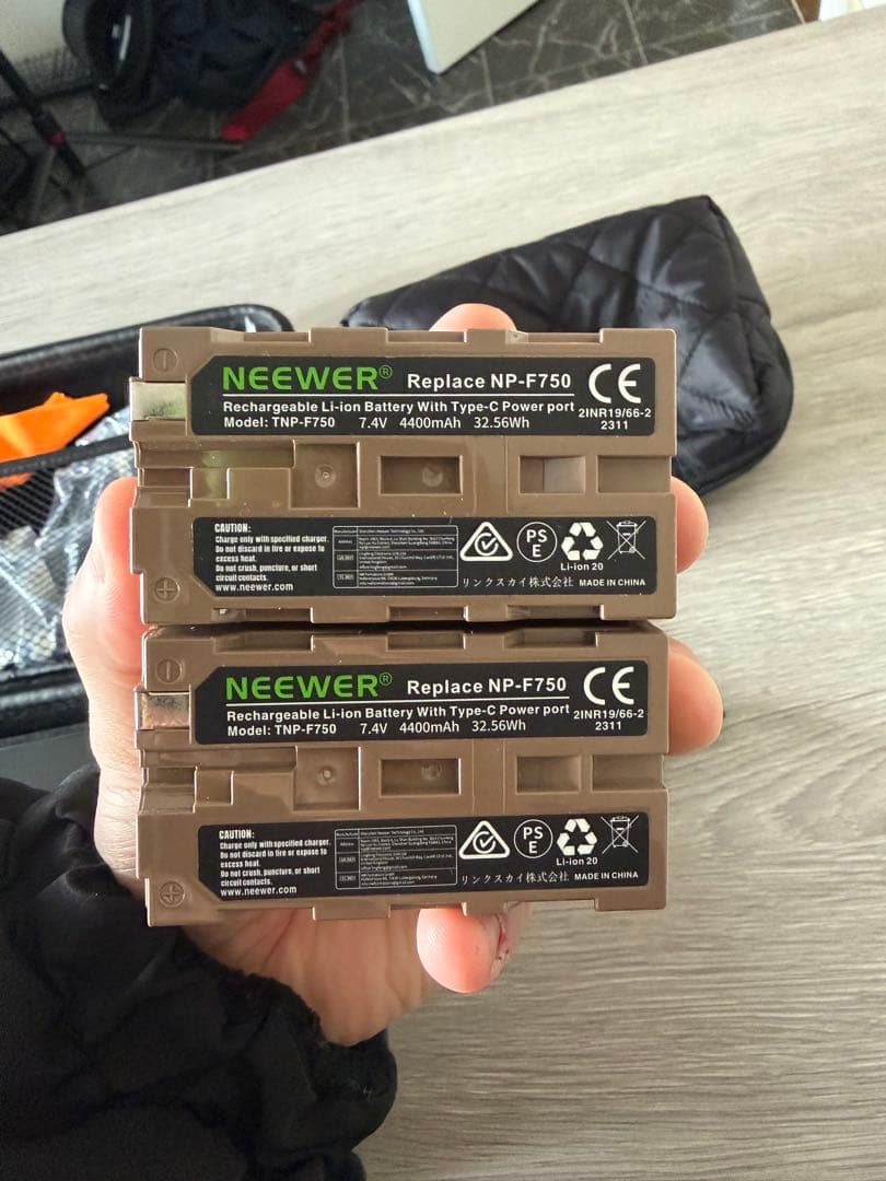 NEEWER F700 カメラモニターマウント付