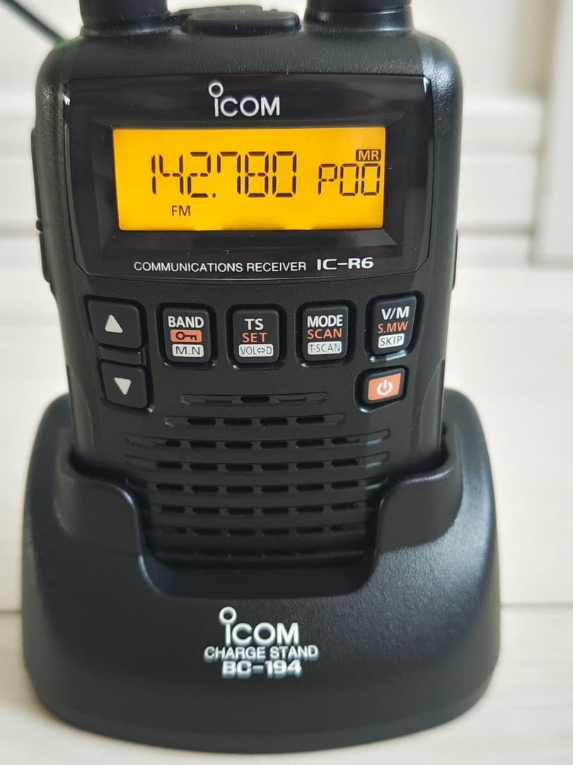 ICOM IC-R6 受信機 充電スタンド付き
