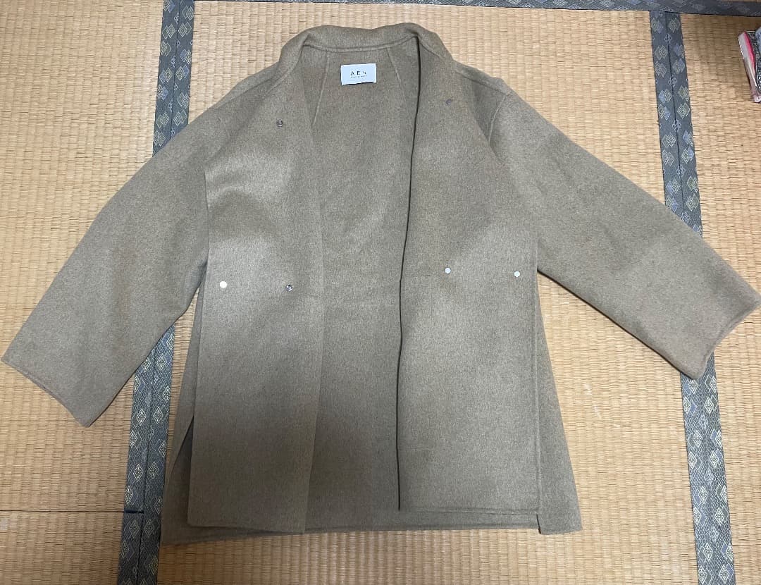 アダムへロペ　2024スタンドカラーハーフリバーコート