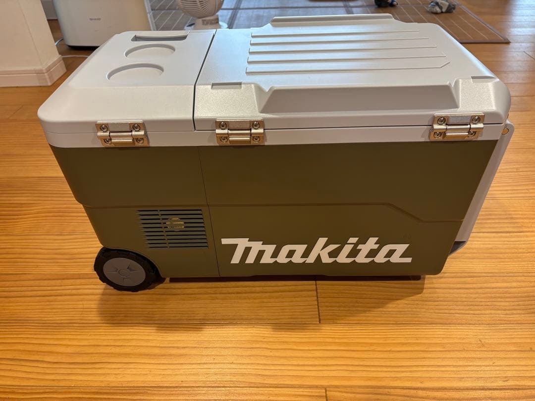 Makitaポータブル冷蔵庫 CW001Ｇ＋バッテリー18v６.0ah2個付美品