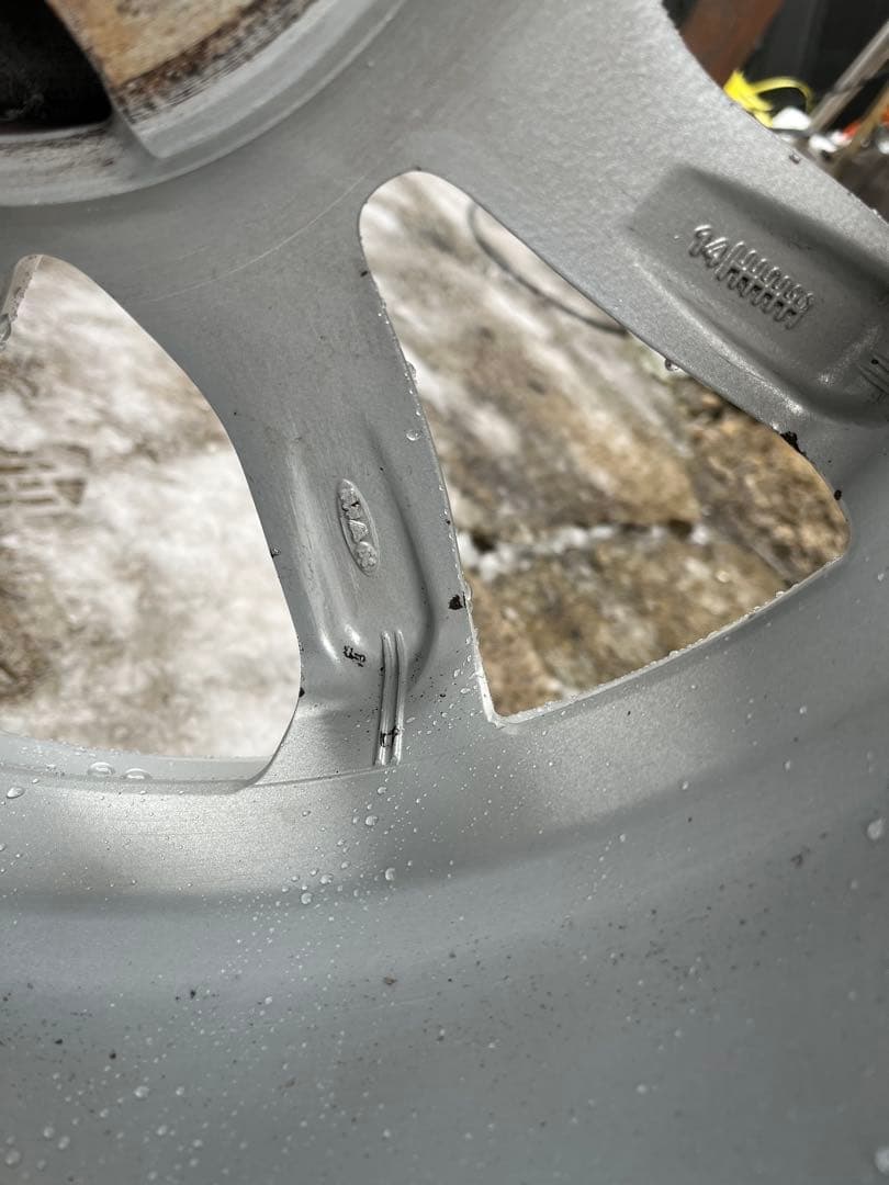 ジャガー　E-PACE Bridgestone 235/65R17 スタッドレス