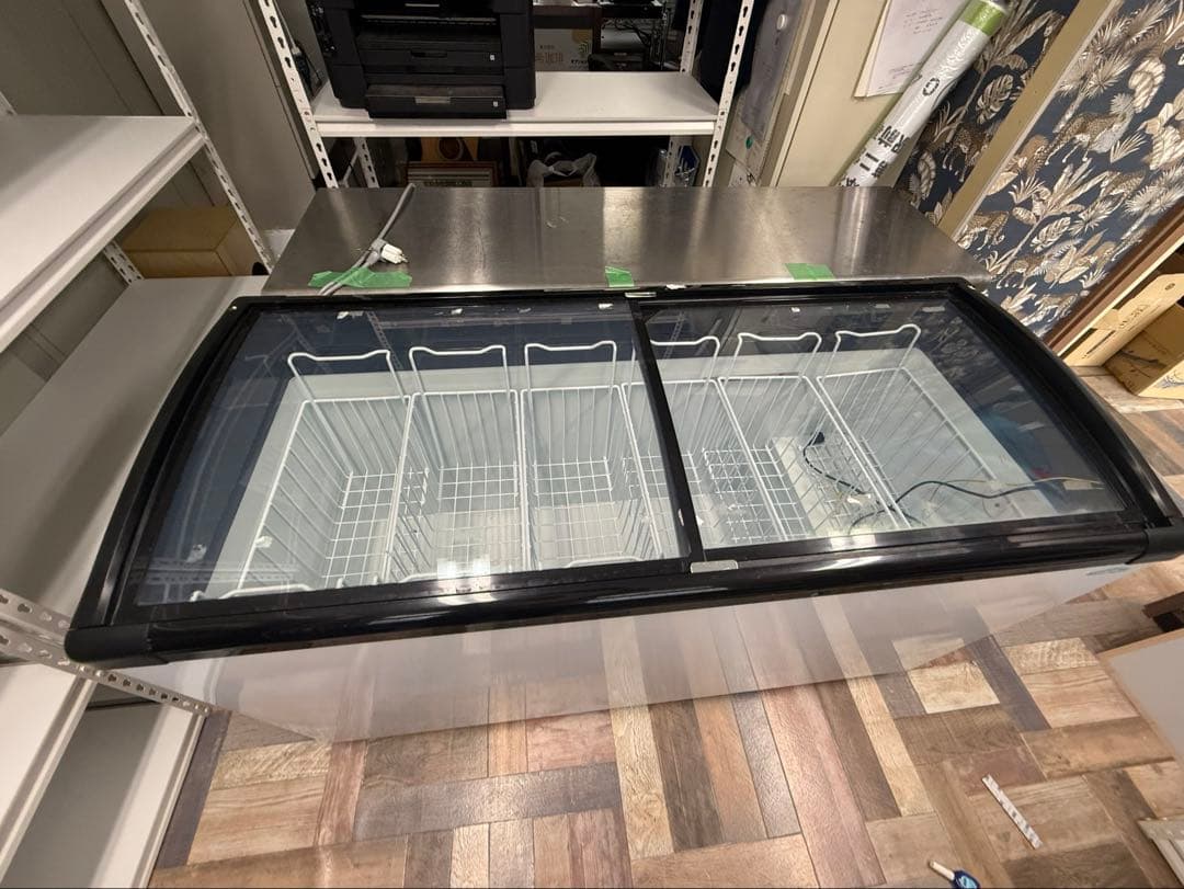 大幅値下げ！ガラス扉付き冷凍ショーケースホワイト　美品