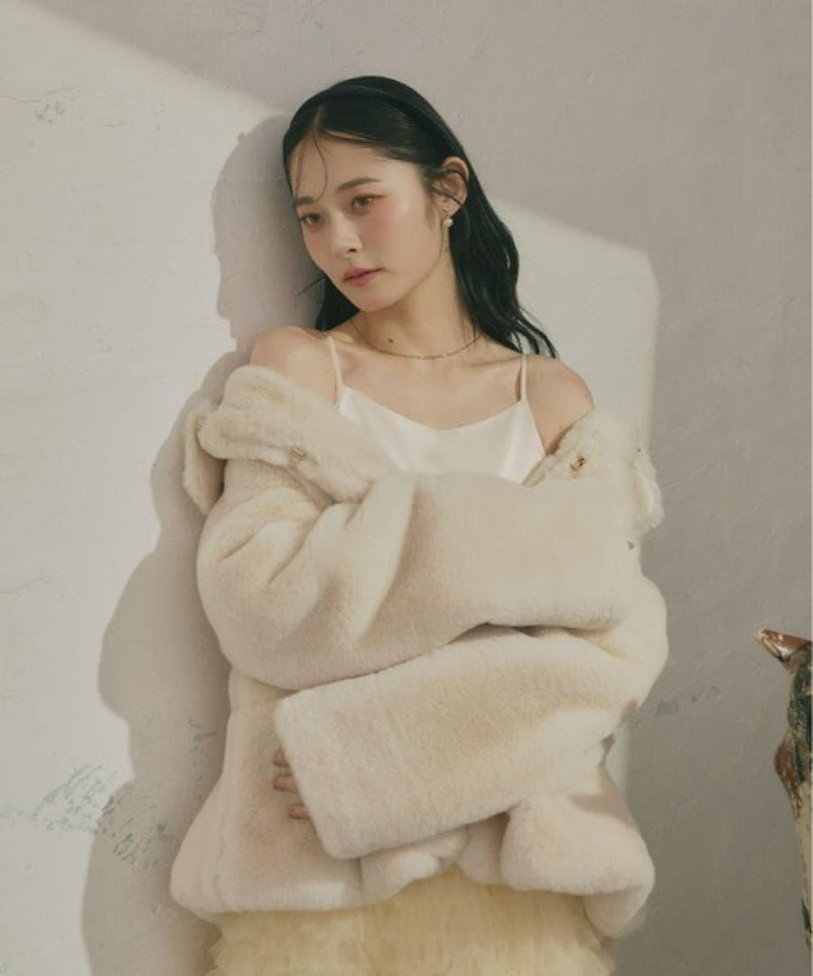 まつり　olu. フラッフィーラウンドカラーペプラムファーコート