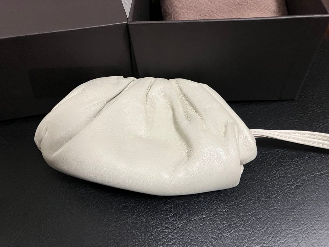 ボッデガヴェネタ ミニミニザポーチ　ホワイト⭐︎チャーム⭐︎キーホルダー　ミニバッグ