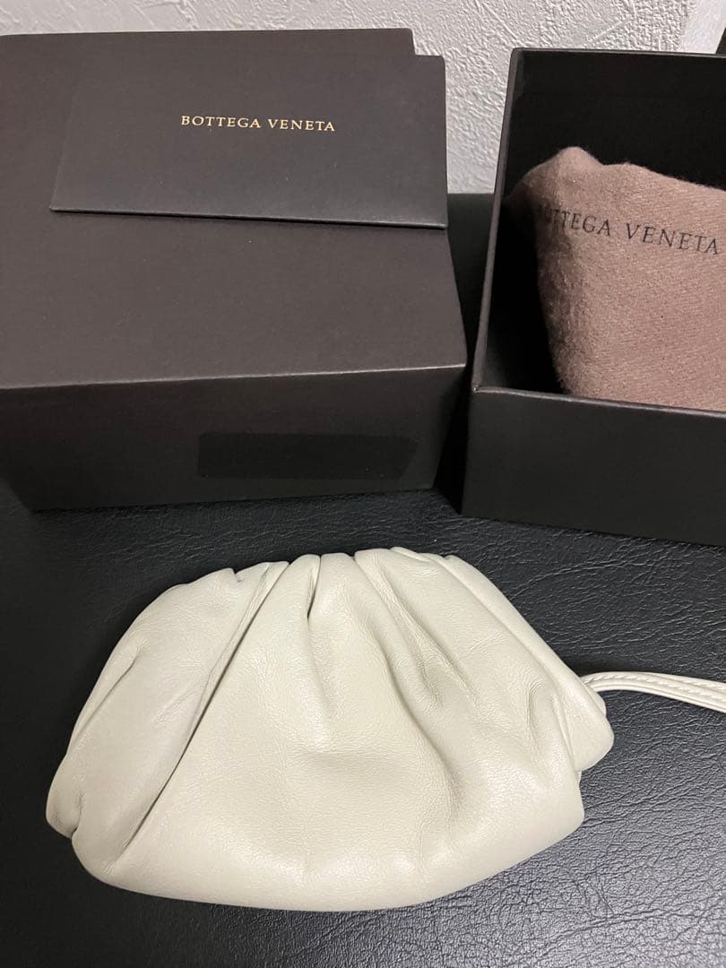 ボッデガヴェネタ ミニミニザポーチ　ホワイト⭐︎チャーム⭐︎キーホルダー　ミニバッグ