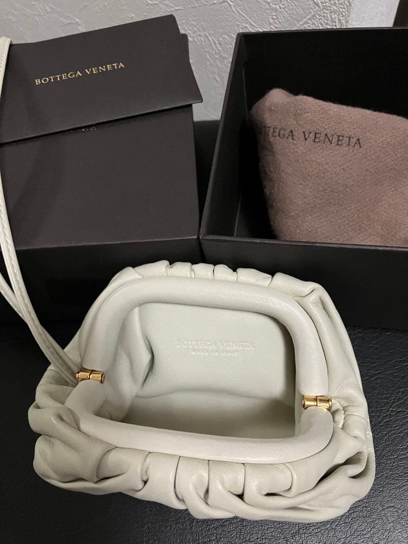 ボッデガヴェネタ ミニミニザポーチ　ホワイト⭐︎チャーム⭐︎キーホルダー　ミニバッグ