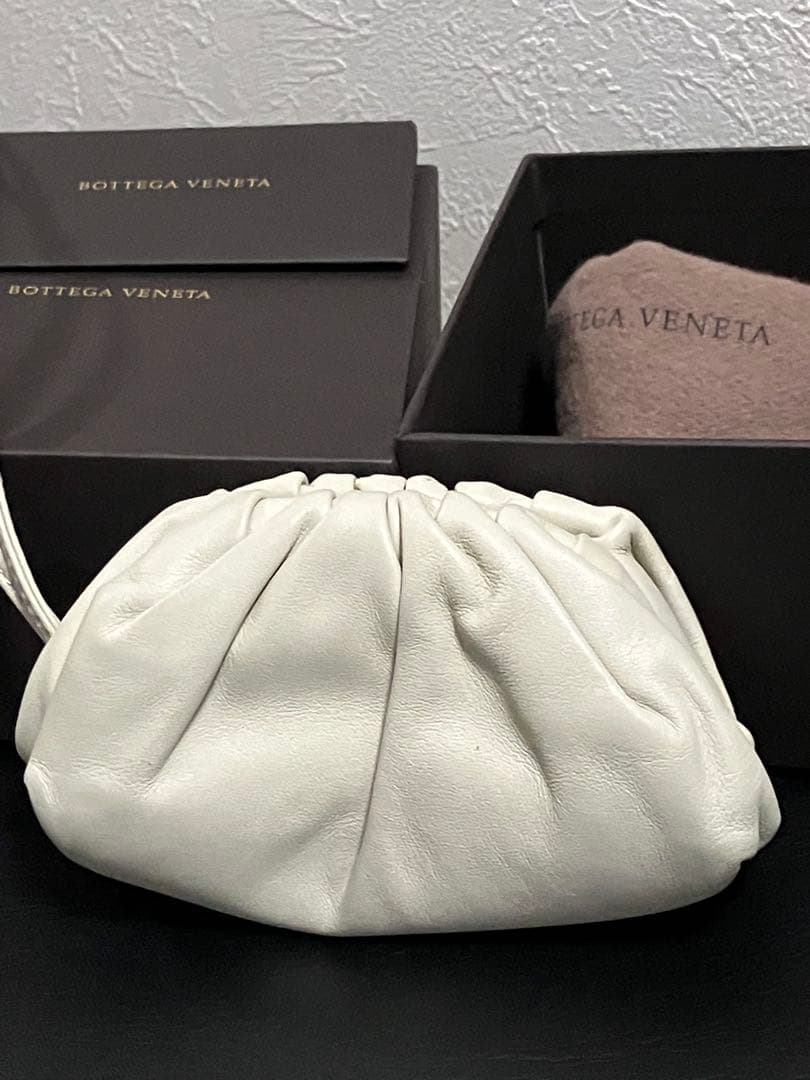 ボッデガヴェネタ ミニミニザポーチ　ホワイト⭐︎チャーム⭐︎キーホルダー　ミニバッグ