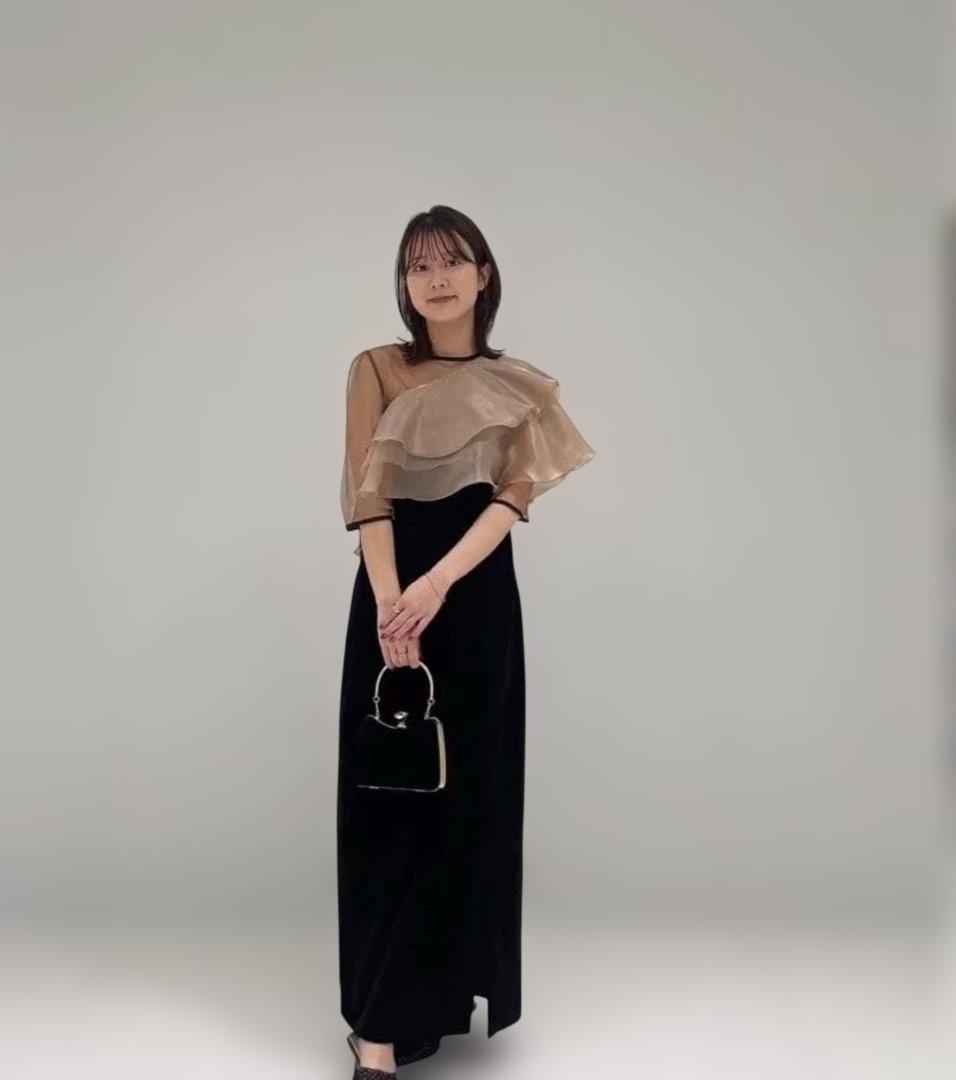 エレガントなフリル付きロングドレス