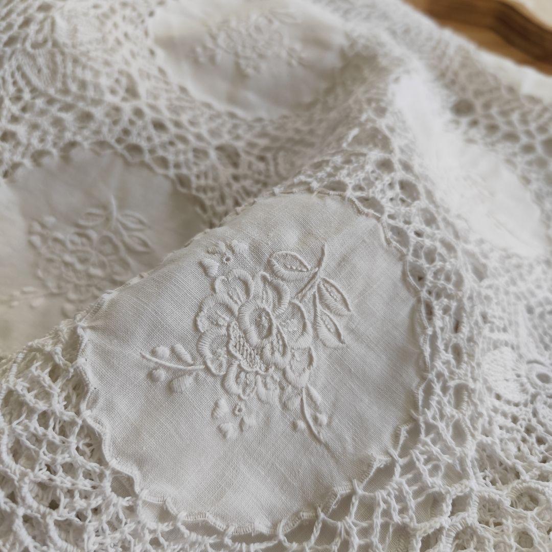 白糸手刺繍　リネンの円形パネル　花刺繍　手編みレース　マルチカバー