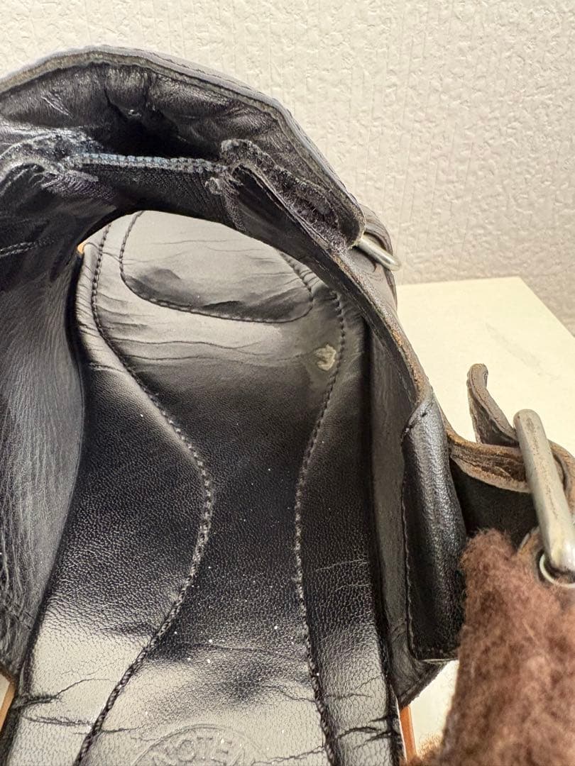 ドリスヴァンノッテン　レザーサンダル　ファーdriesvannoten