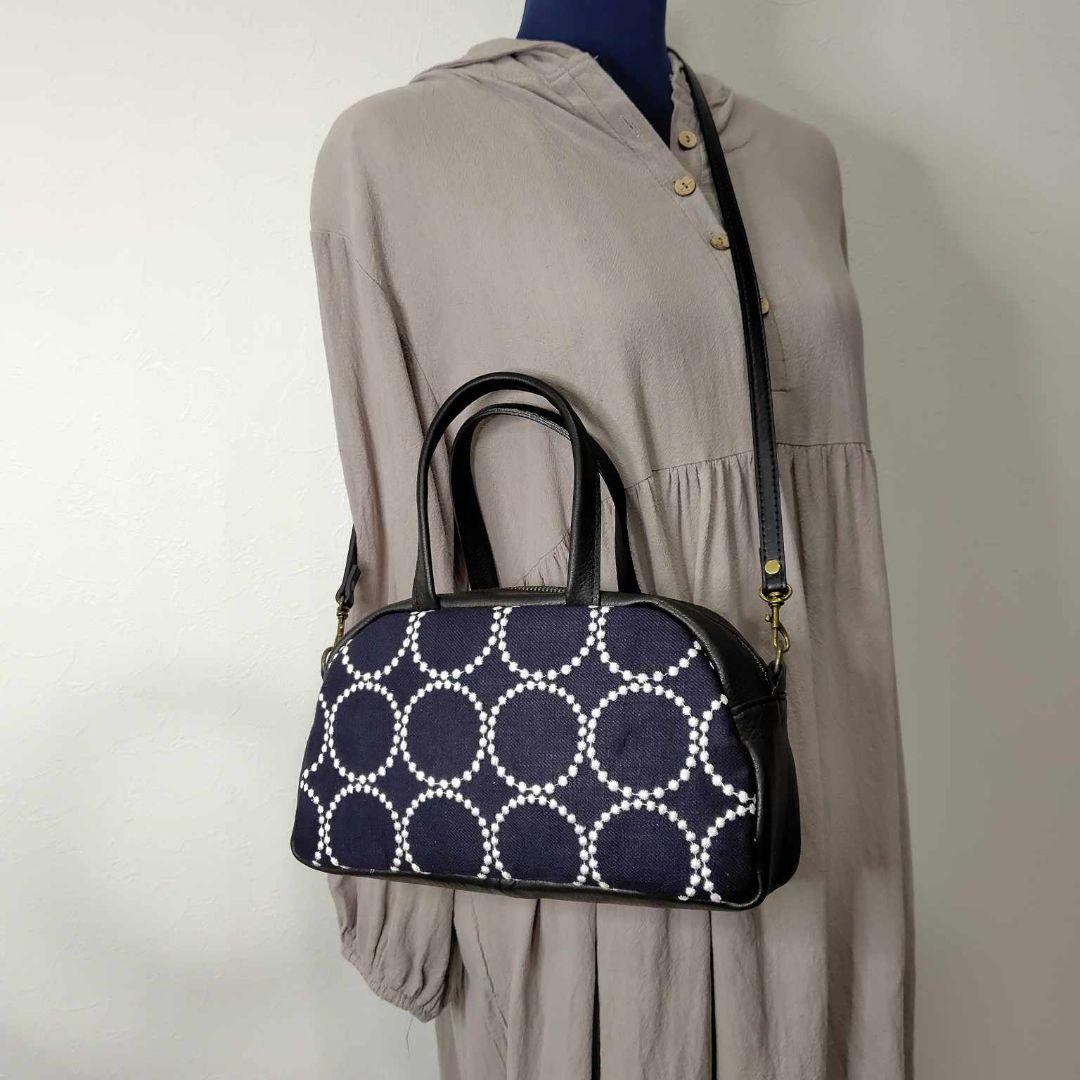 ミナペルホネン/tambourineタンバリンネイビー×白/ラウンドボストン黒革