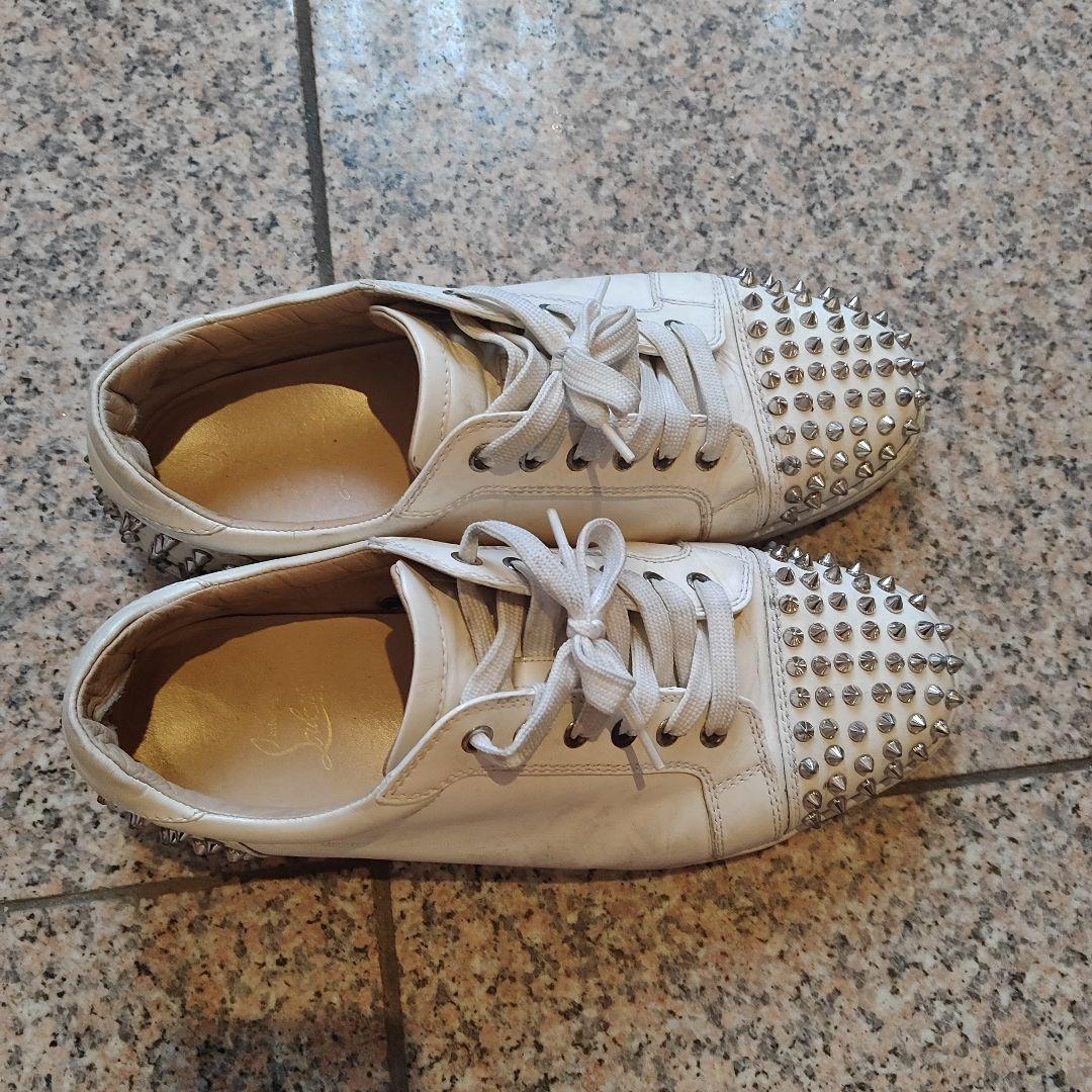 クリスチャン　ルブタン　ホワイト スタッズ付き スニーカー