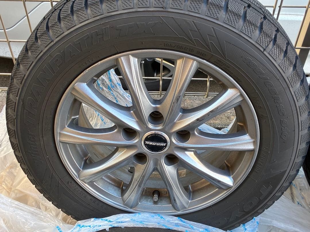 美品！送料込　スタッドレスタイヤ　ホイール付き　15インチ　2023年製　セレナ