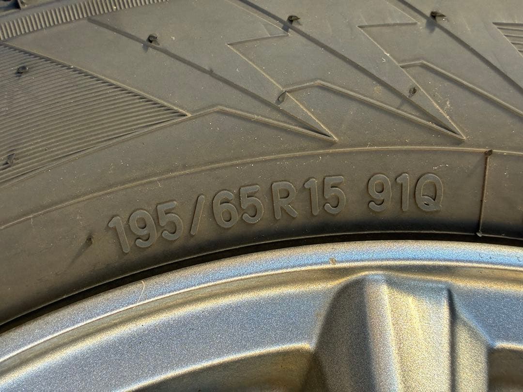 美品！送料込　スタッドレスタイヤ　ホイール付き　15インチ　2023年製　セレナ