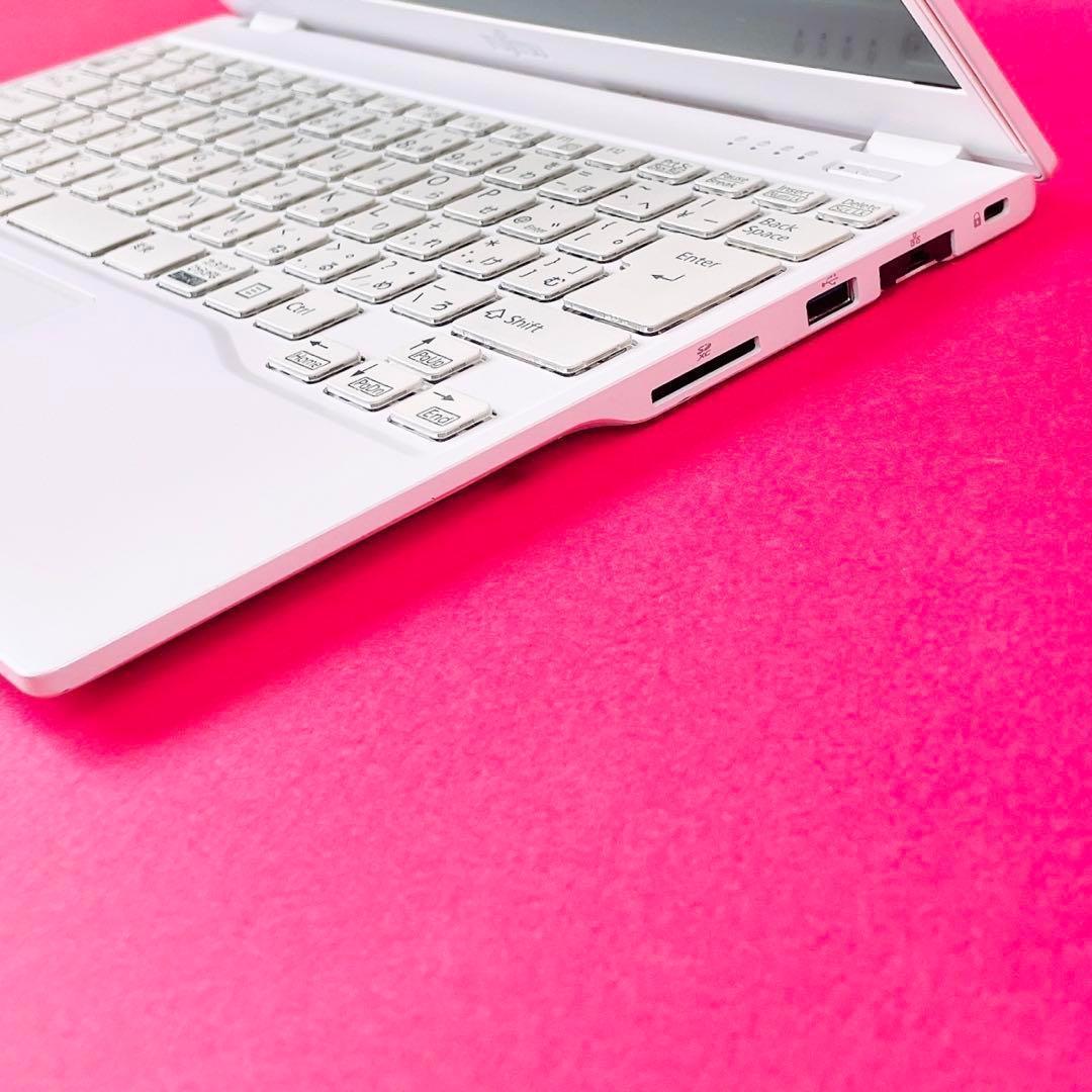 小型軽量✨️第8世代Corei7薄型ノートパソコンWin11カメラSSD512GB