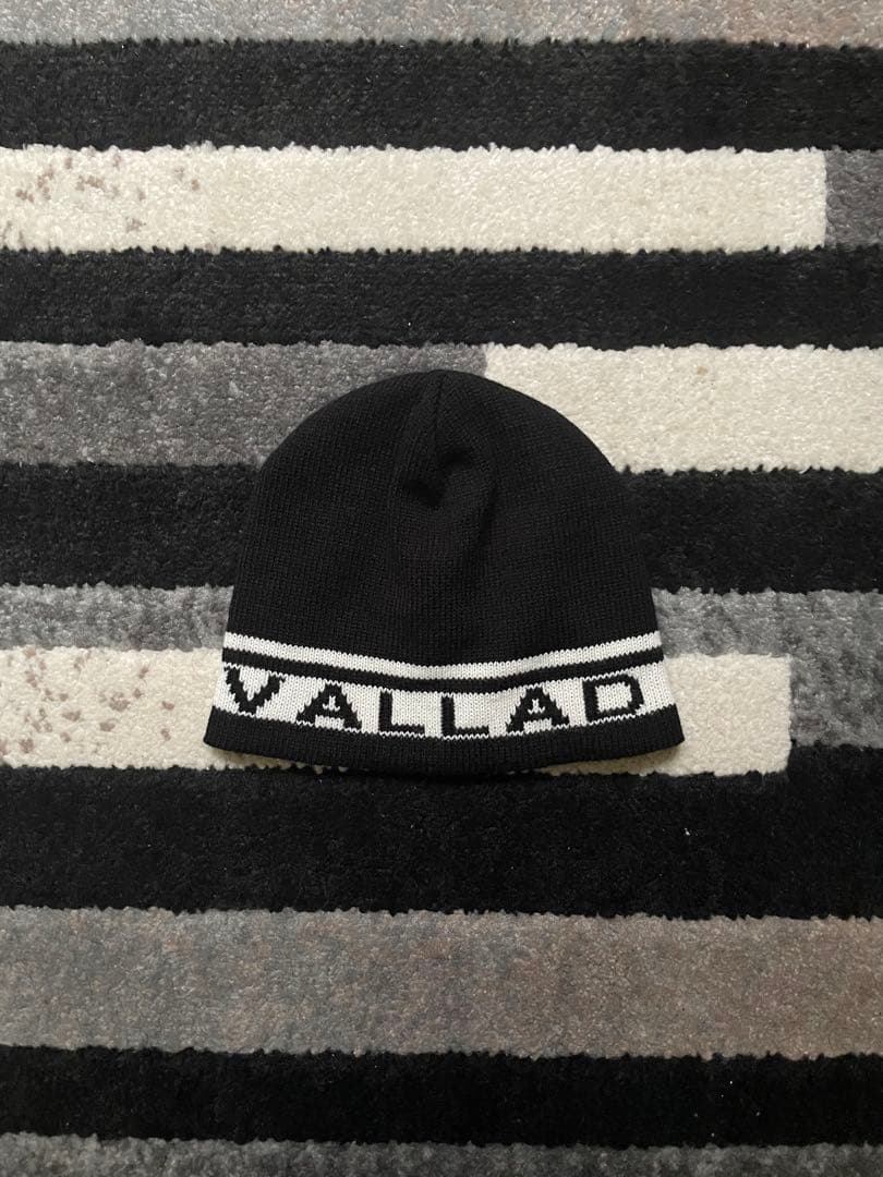 VALLAD ロゴ入りニット帽　ホワイト/ブラック