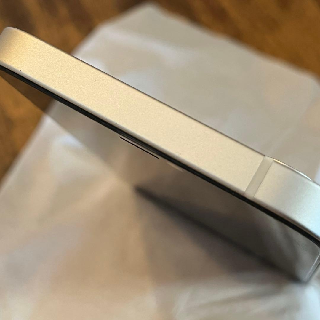 中古品　iPhone12 64G ホワイト　美品